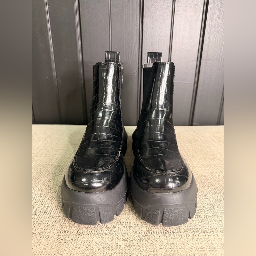 Urban Outfitters Eden Chelsea Style Black Croc-Embossed Ankle Boots